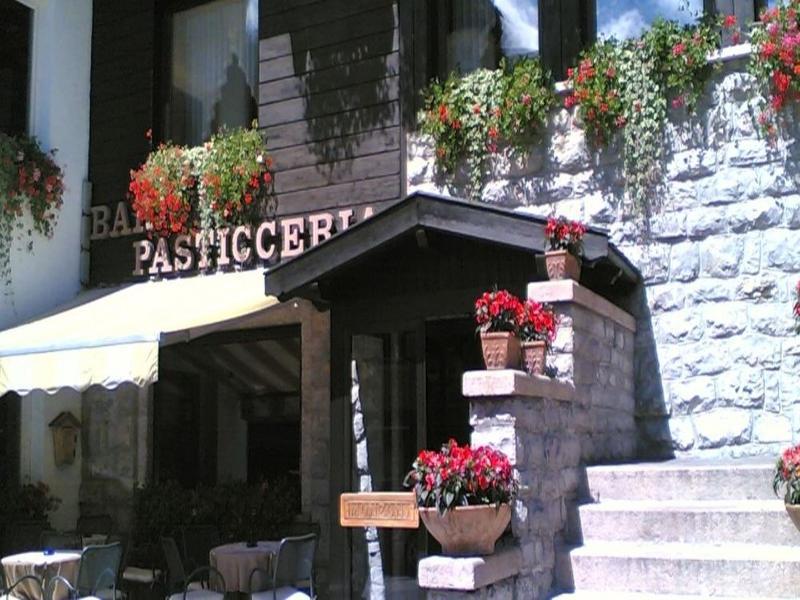 GH Hotel Monzoni Pozza di Fassa Esterno foto