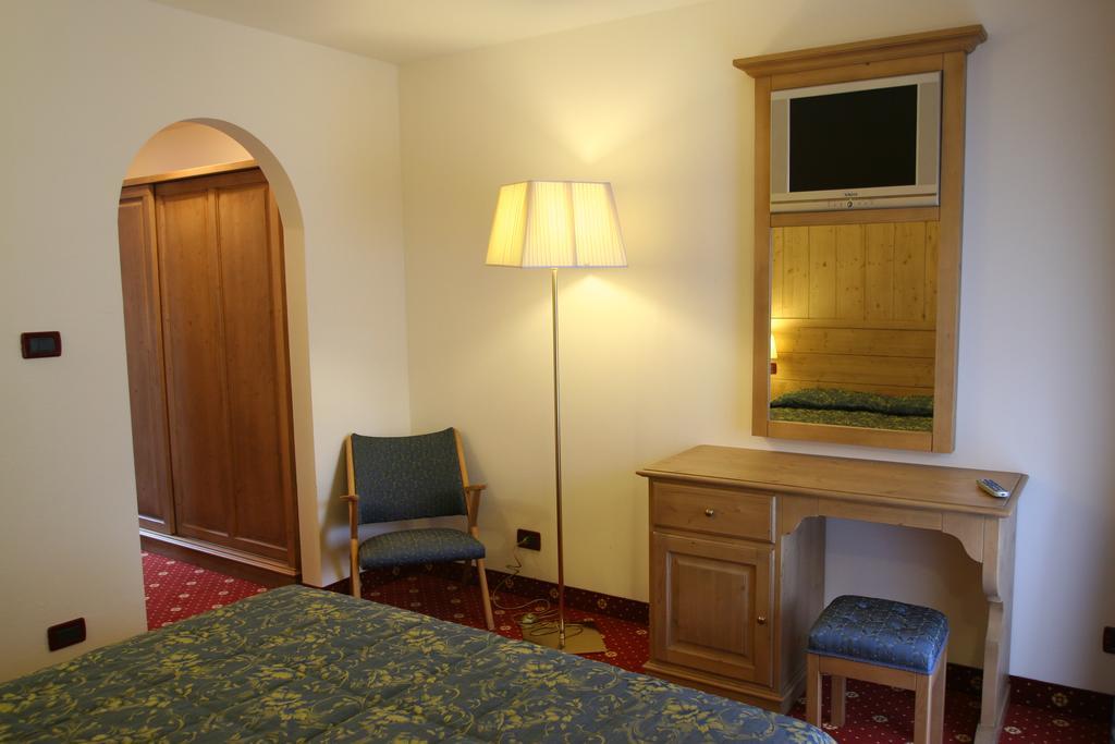 GH Hotel Monzoni Pozza di Fassa Esterno foto