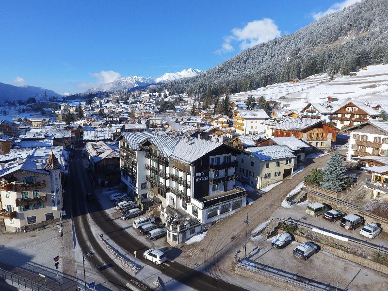 GH Hotel Monzoni Pozza di Fassa Esterno foto